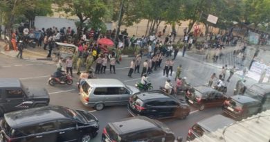 Berita Foto : GMKL UKI Turun ke Jalan, Evaluasi 2 Tahun Prabowo-Gibran, #IndonesiaTerbakar Berita Foto : GMKL UKI Turun ke Jalan, Evaluasi 2 Tahun Prabowo-Gibran, #IndonesiaTerbakar